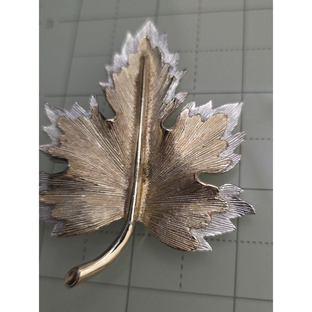 Vintage Signed Sarah Coventry Brushed Gold & Silver Tone Maple Leaf Brooch - Picture 4 of 6